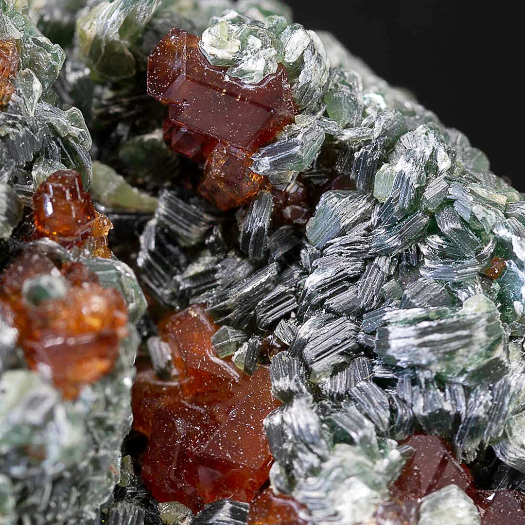 GARNET VAR HESSONITE WITH CLINOCHLORE