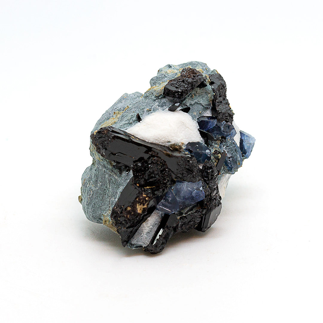BENITOITE & NEPTUNITE ON NATROLITE
