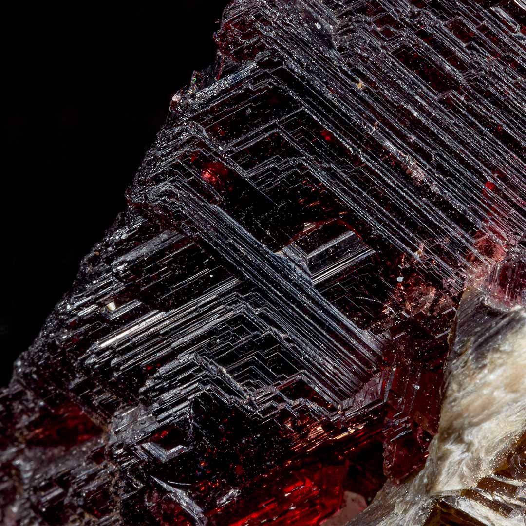 GARNET VAR SPESSARTINE (ETCHED) & MICA