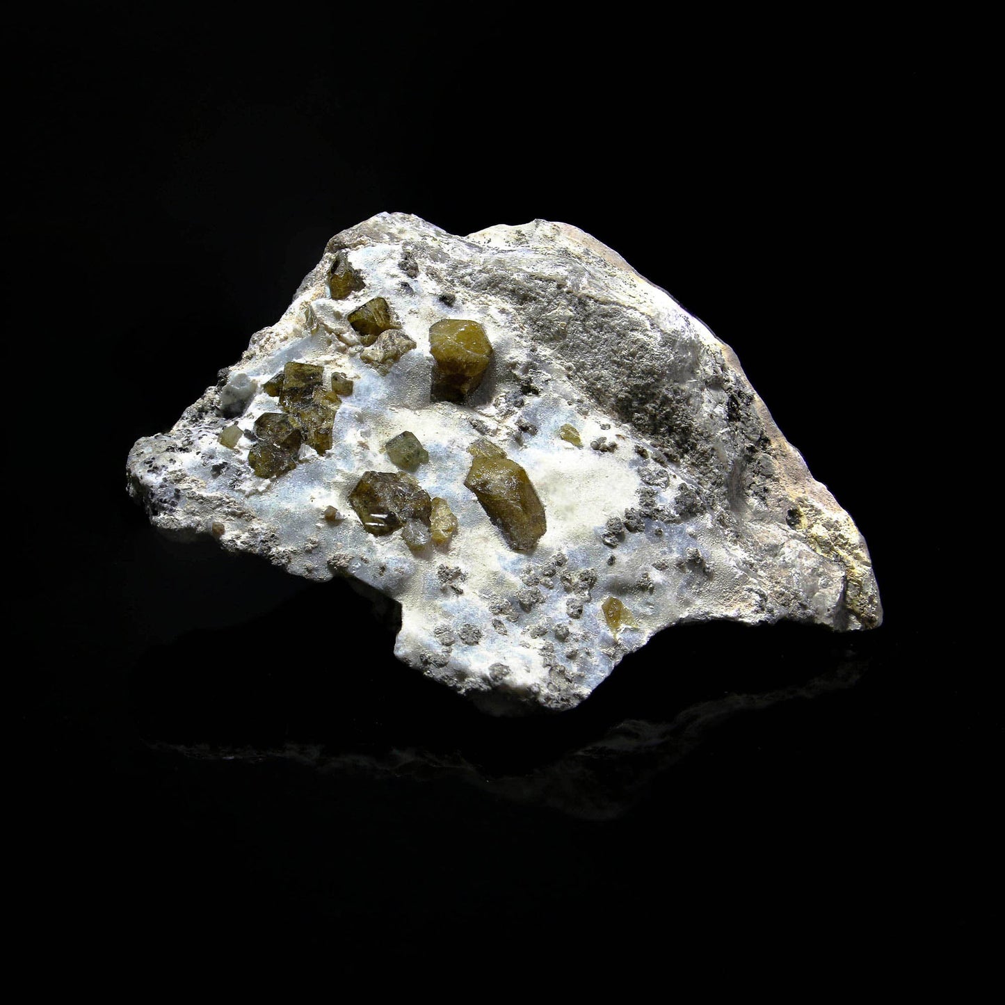VESUVIANITE, GARNET VAR GROSSULAR ON CALCITE