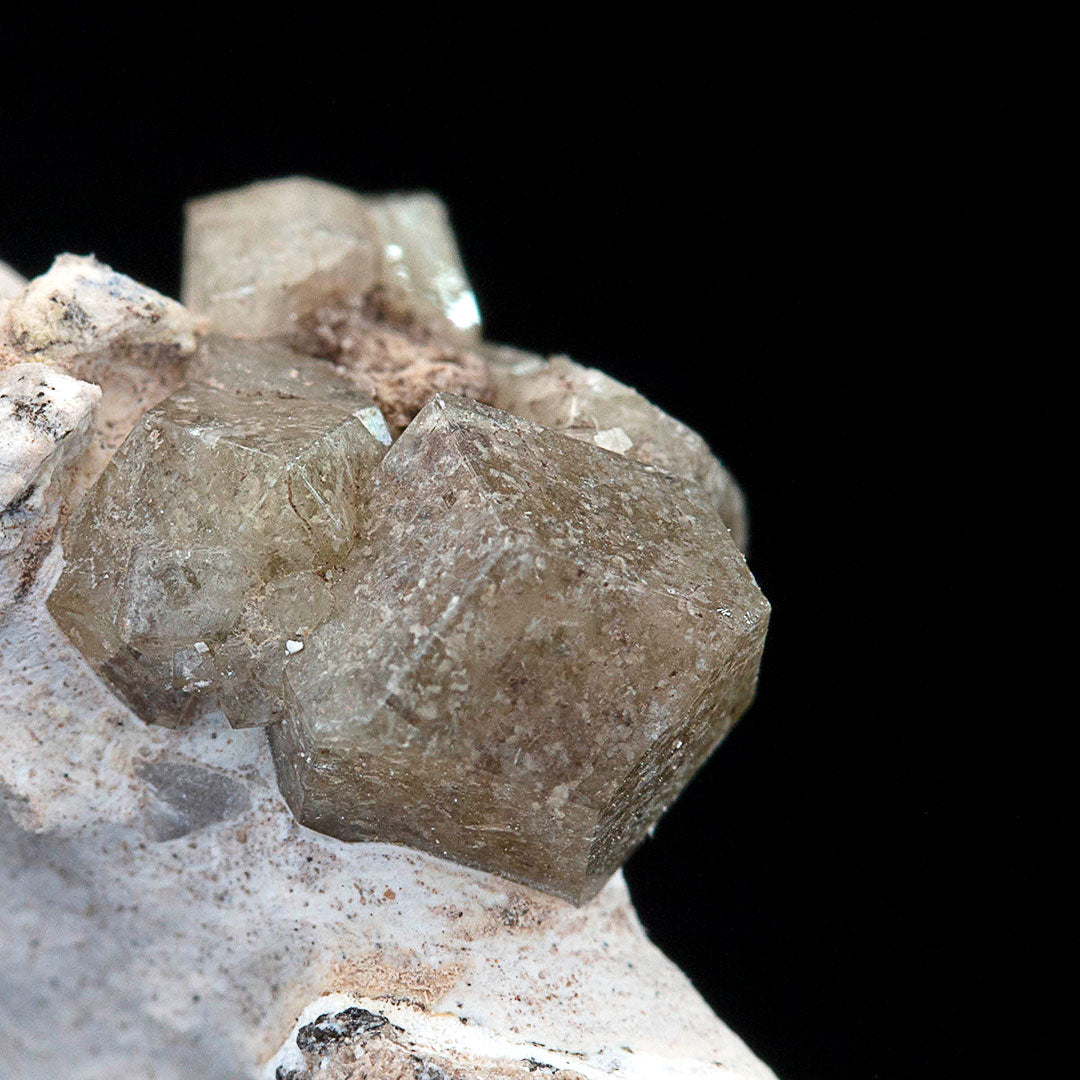 VESUVIANITE, GARNET VAR GROSSULAR ON CALCITE