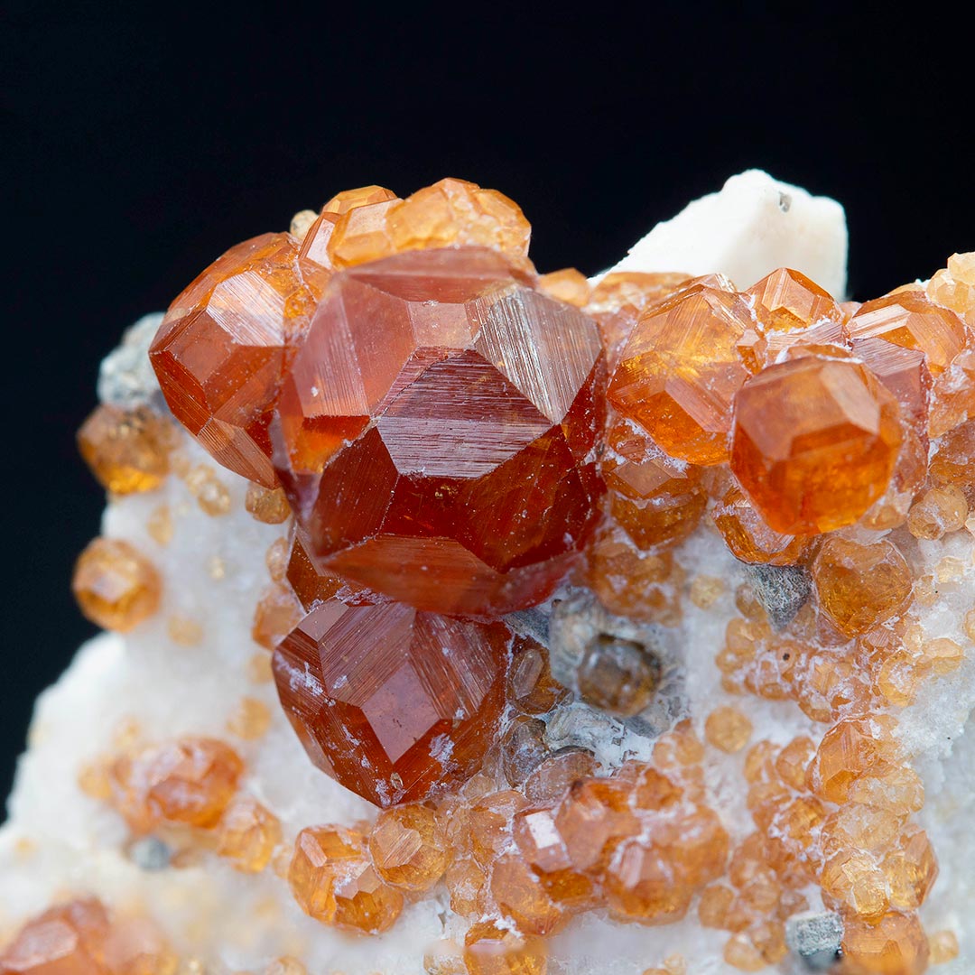 GARNET VAR SPESSARTINE, CLINOCHLORE ON FELDSPAR
