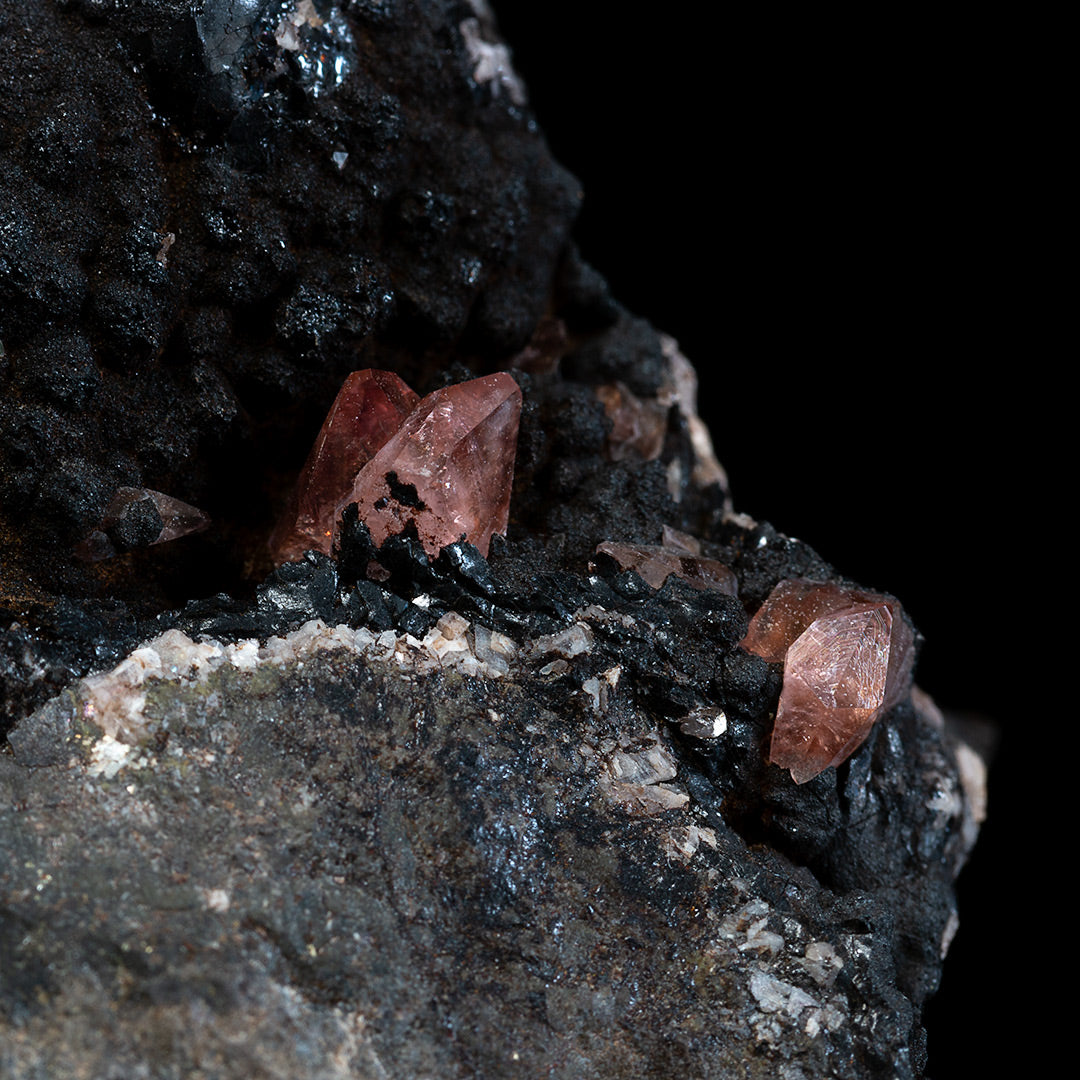 RHODOCHROSITE ON Mn-Fe OXIDE MATRIX