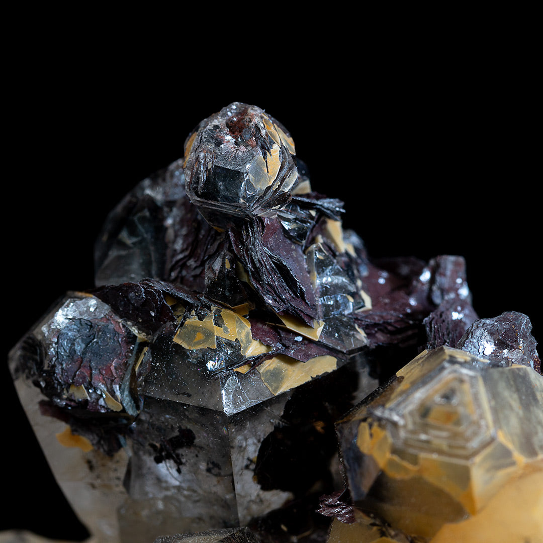 HEMATITE ROSETTE ON QUARTZ