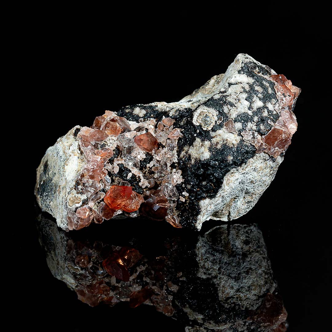 RHODOCHROSITE ON Mn-Fe OXIDE MATRIX