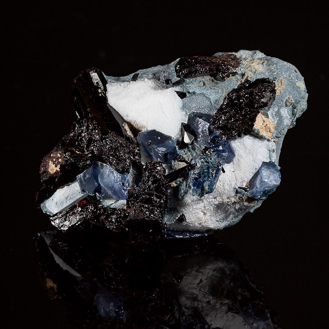 BENITOITE & NEPTUNITE ON NATROLITE