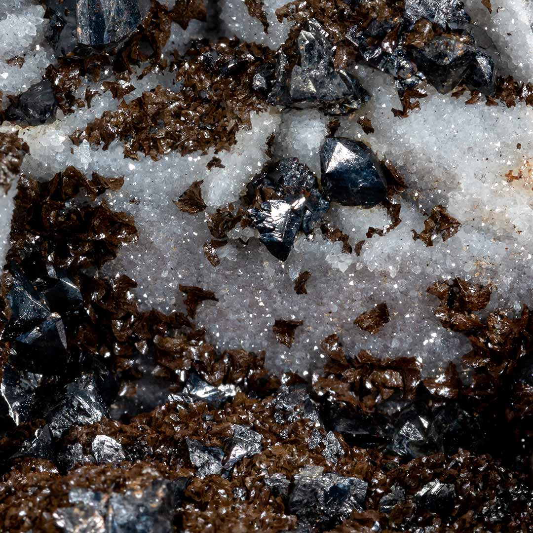 SPHALERITE ON QUARTZ EPIMORPH AFTER FLUORITE