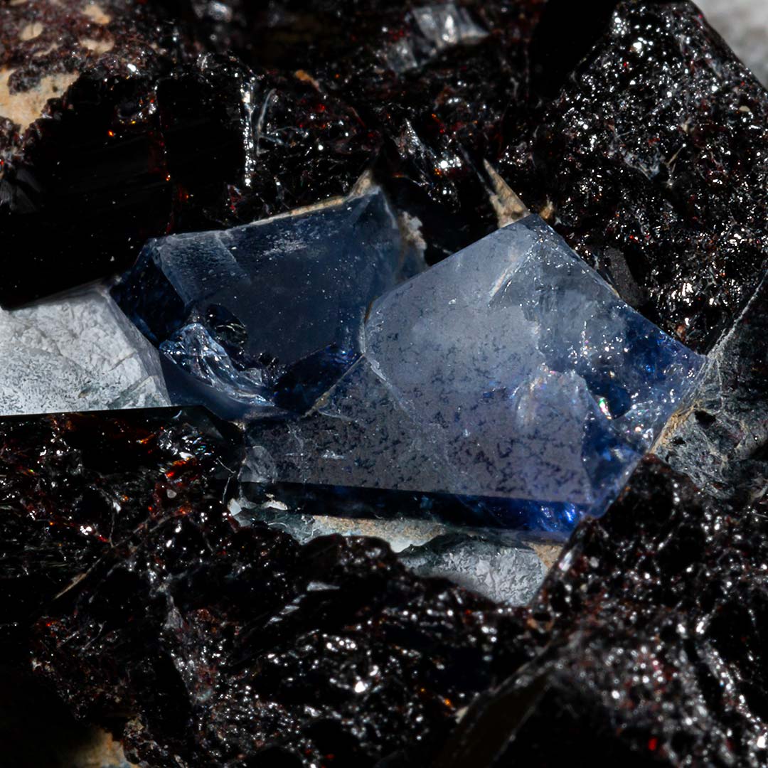 BENITOITE & NEPTUNITE ON NATROLITE
