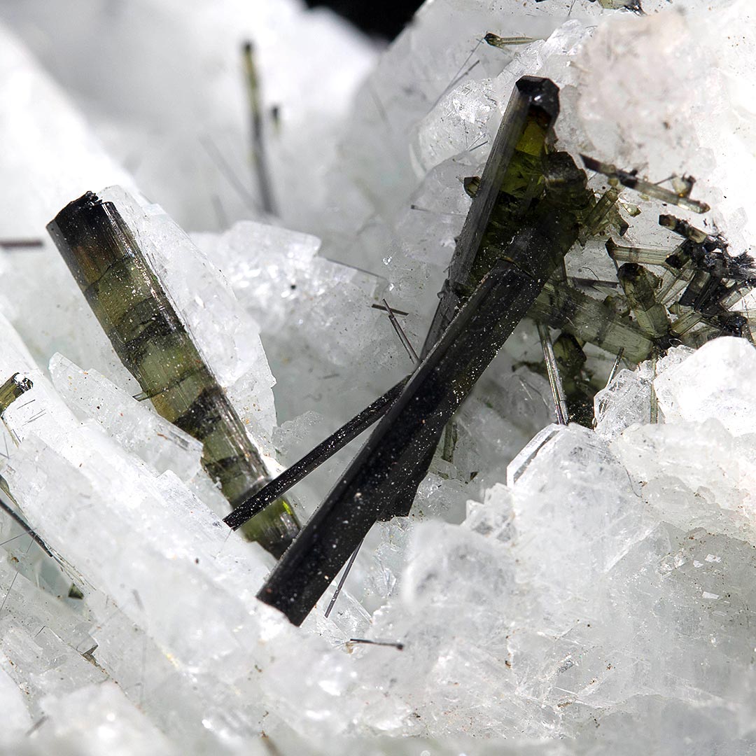 TOURMALINE VAR ELBAITE ON ALBITE VAR CLEAVELANDITE