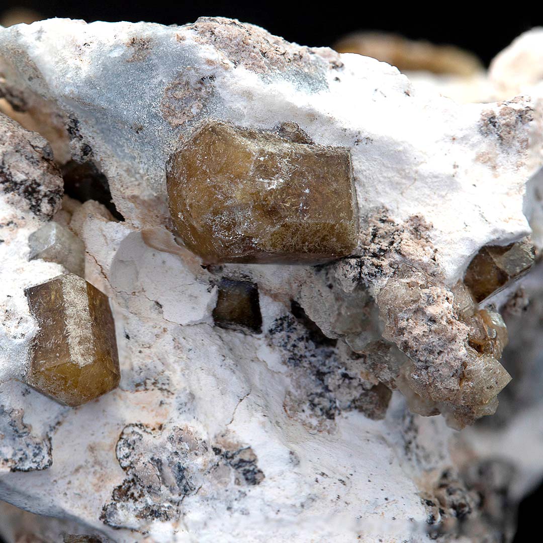 VESUVIANITE, GARNET VAR GROSSULAR ON CALCITE